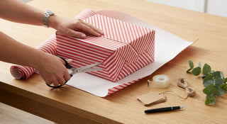Come incartare un regalo: il metodo che funziona su qualsiasi scatola
