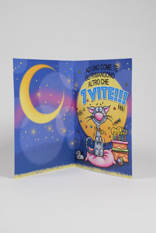 biglietto di auguri con gatto 7 vite e torta di compleanno interno