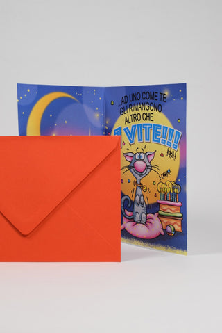 biglietto di auguri con gatto 7 vite e torta di compleanno interno con busta arancione
