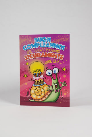 biglietto di auguri con lumaca felice e torta fronte