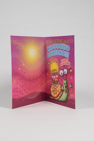 biglietto di auguri con lumaca felice e torta interno con scritta tanti auguri