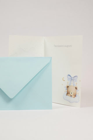 biglietto di auguri di battesimo con orsetto che dorme su una nuvola interno con scritta tantissimi auguri e busta azzurra