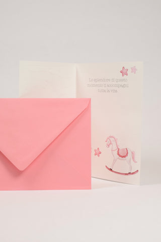 biglietto auguri battesimo con cavalluccio a dondolo interno con frase di auguri e busta rosa