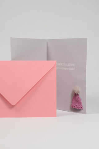biglietto di auguri per nascita bambina con berretto in lana interno con busta rosa