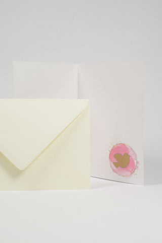 biglietto auguri prima comunione con colomba su sfondo rosa interno con busta bianca