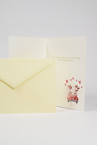 interno biglietto di auguri felice matrimonio con auto rossa just married e augurio di vita felice insieme con busta bianca