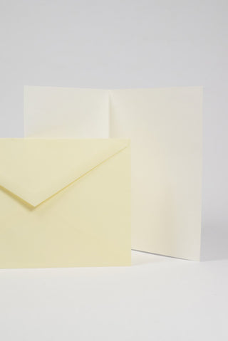 interno biglietto di auguri felice matrimonio con sposi stilizzati e busta bianca