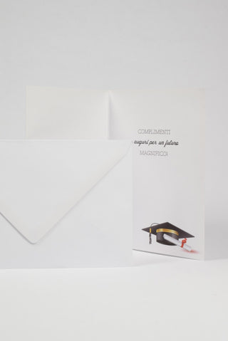 interno biglietto auguri laurea con tocco e coriandoli con busta bianca