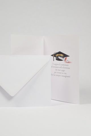 interno biglietto auguri laurea con tocco e busta bianca