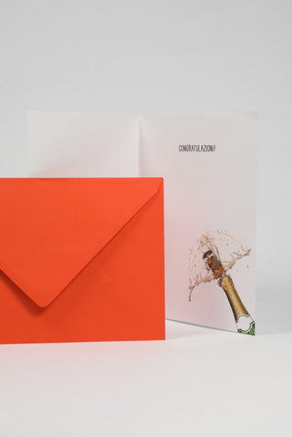 interno biglietto di auguri con bottiglia che stappa con busta rossa