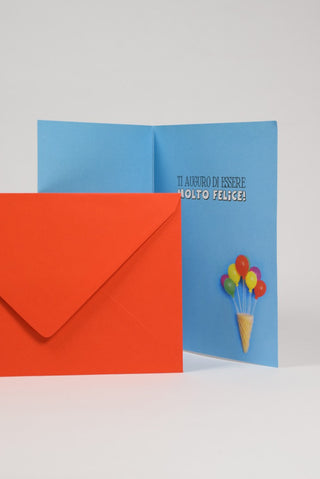 interno biglietto di auguri motivazionale con palloncini e busta rossa