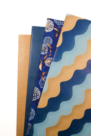 Carta regalo ortensie, onde e kraft blu scuro elegante - Set 4 fogli