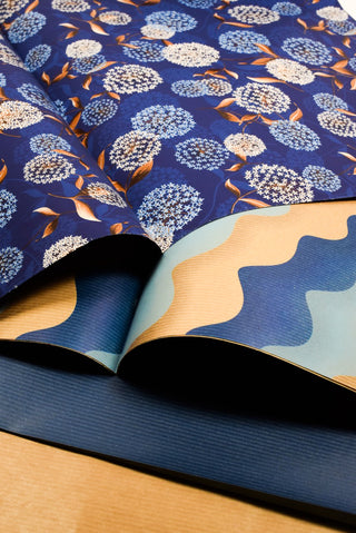 Carta regalo ortensie, onde e kraft blu scuro elegante - Set 4 fogli