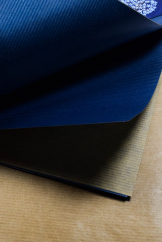 Carta regalo ortensie, onde e kraft blu scuro elegante - Set 4 fogli