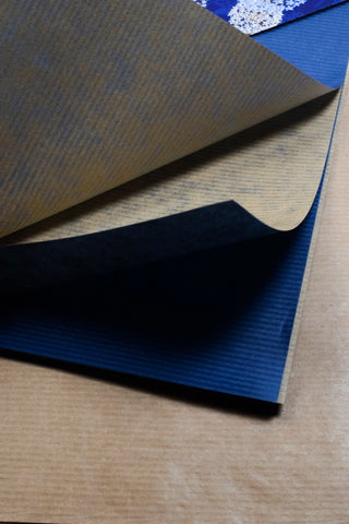 Carta regalo ortensie, onde e kraft blu scuro elegante - Set 4 fogli
