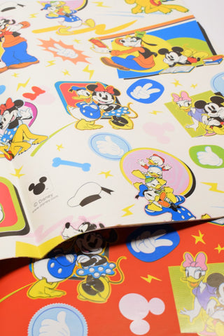 carta regalo disney rossa e bianca, mickey minnie pluto, paperino, paperina