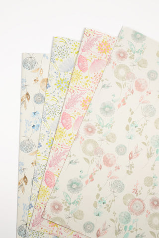 carta regalo floreale bianca, rosa e azzurra