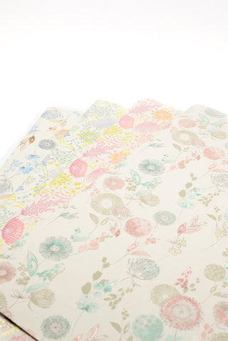 carta regalo floreale bianca, rosa e azzurra