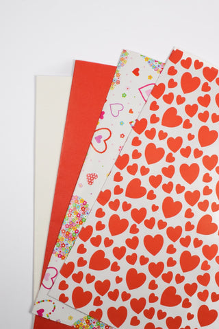 rotoli di carta regalo San Valentino bianche e rosse, con cuori