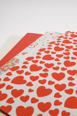 rotoli carta regalo san valentino bianche e rosse, con cuori