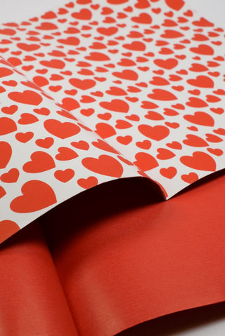 carta da regalo bianca con cuori rossi