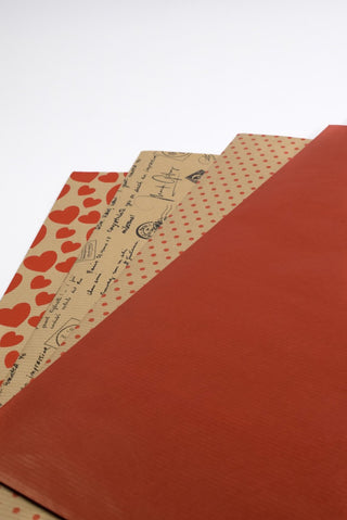 carta da regalo rossa e kraft